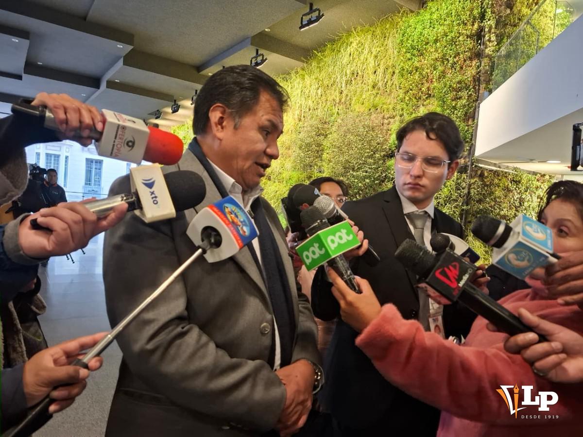 El diputado Víctor Quispe en conferencia de prensa