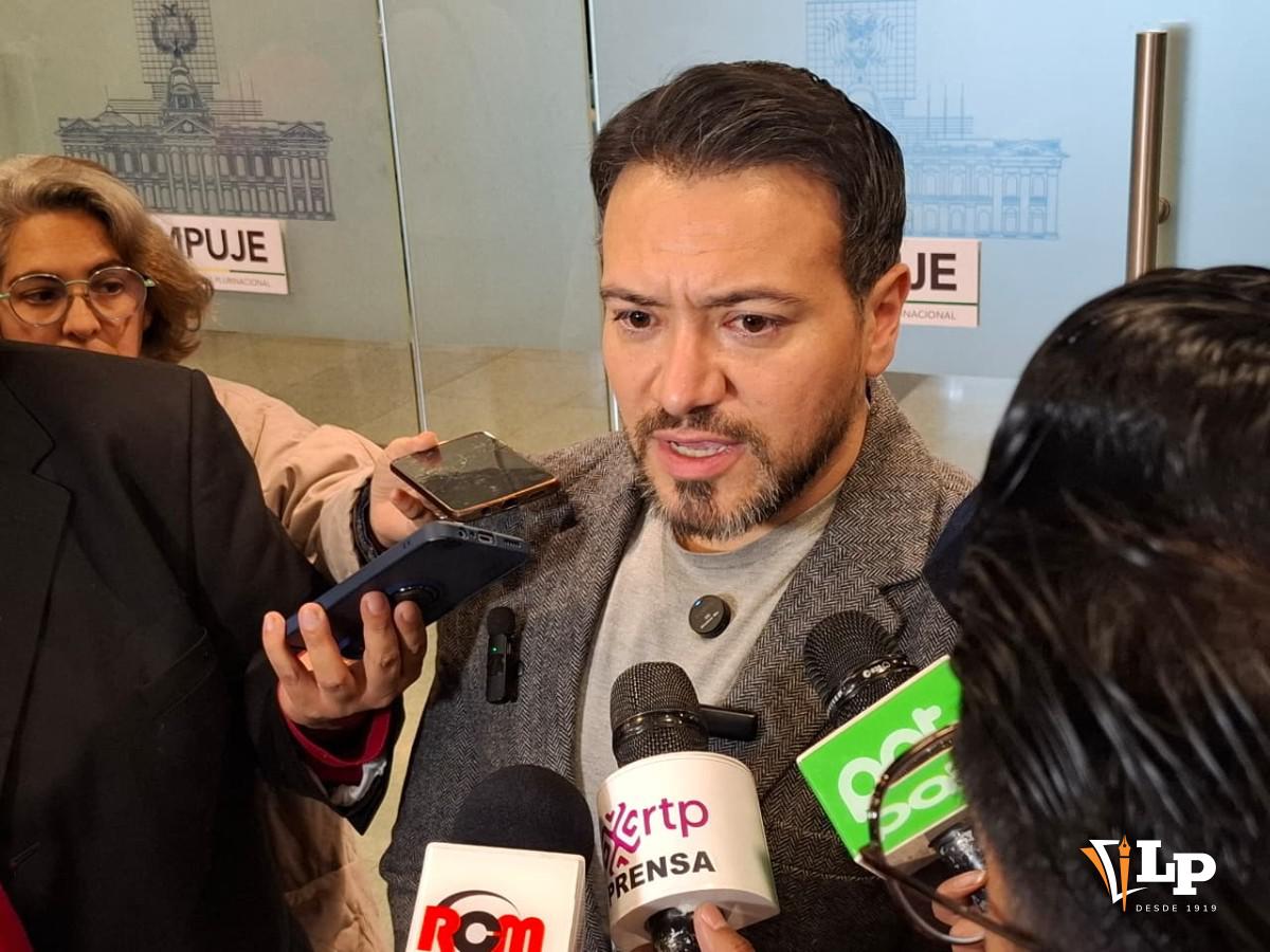 El diputado Alejandro Reyes en conferencia de prensa