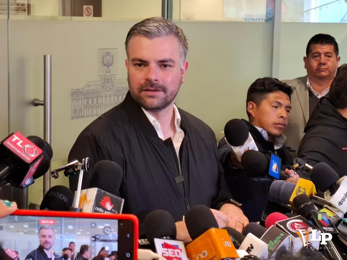 El senador José Manuel Ormachea en conferencia de prensa