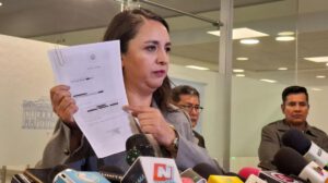 La diputada Cecilia Vargas en conferencia de prensa