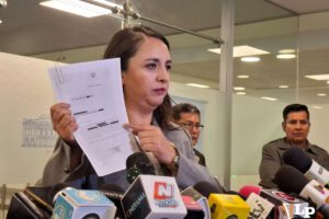 La diputada Cecilia Vargas en conferencia de prensa