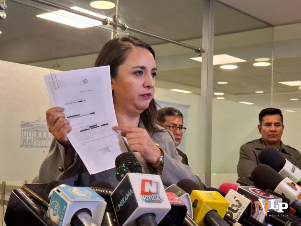La diputada Cecilia Vargas en conferencia de prensa