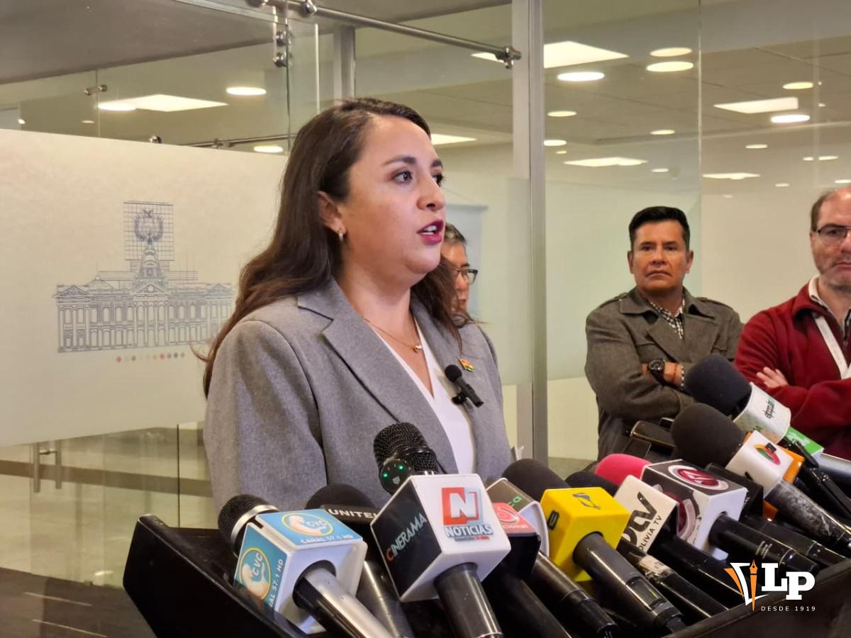 La diputada Cecilia  Vargas en conferencia de prensa