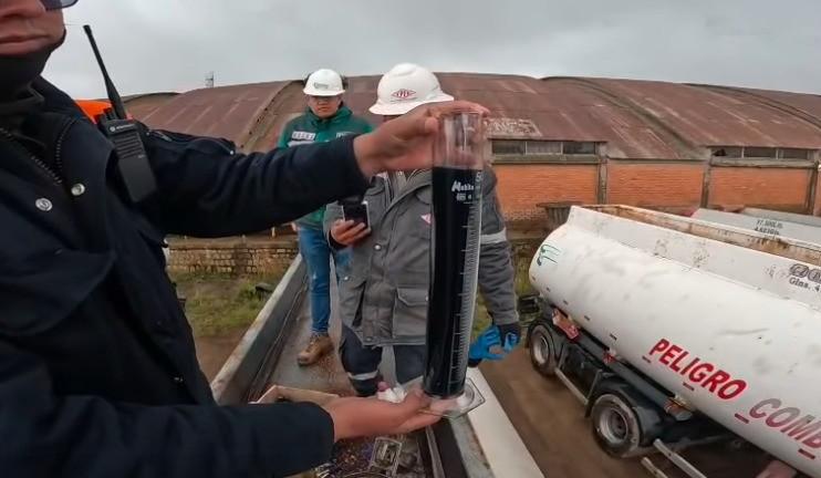 Muestra del combustible confiscado