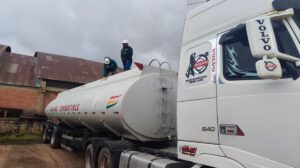 El camión cisterna transportaba aproximadamente 32.751 litros de combustible