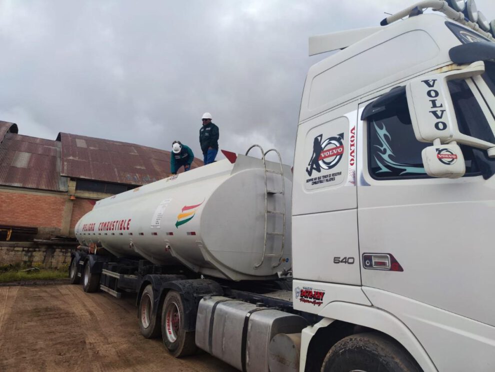 El camión cisterna transportaba aproximadamente 32.751 litros de combustible