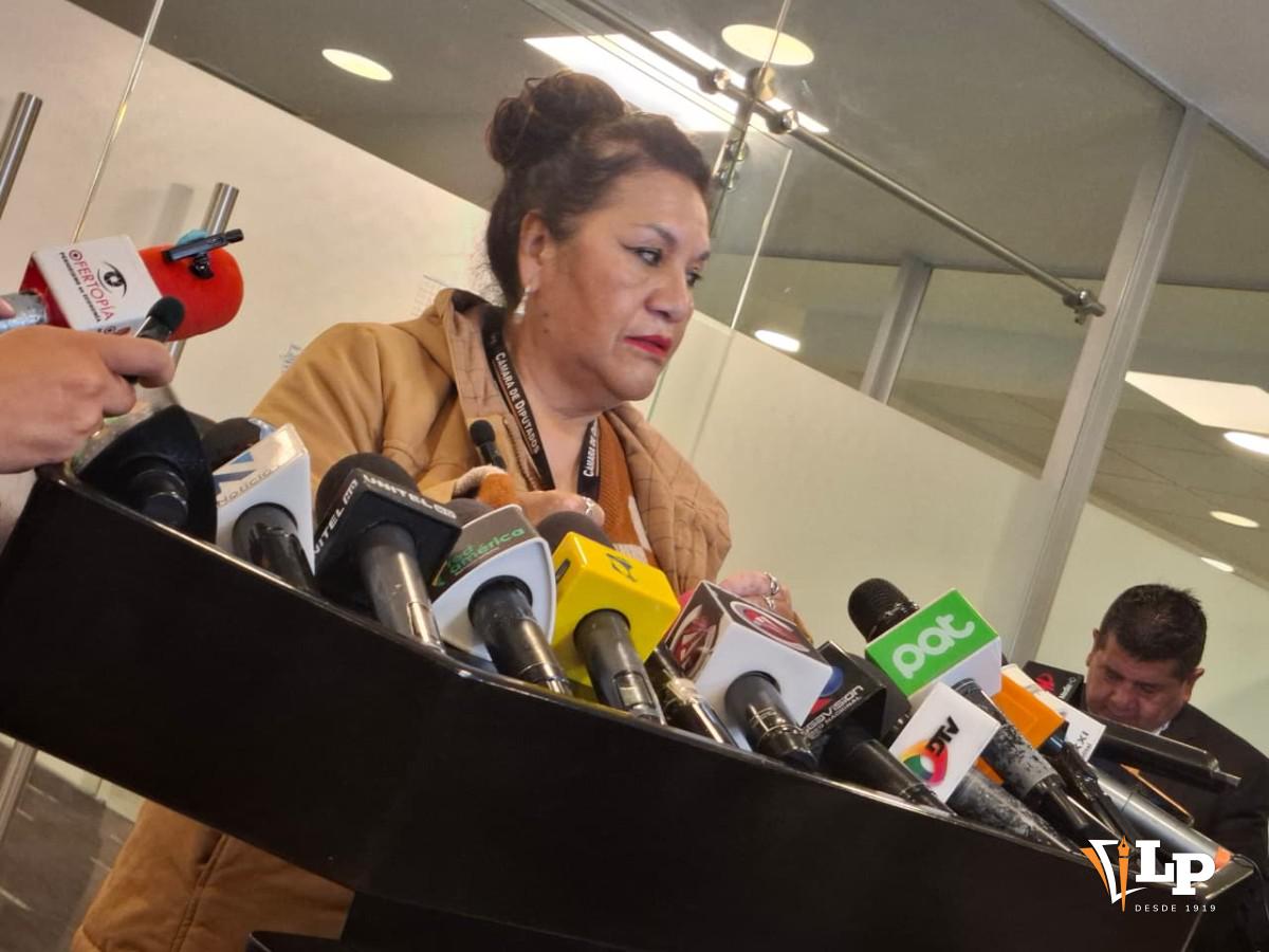 La diputada Julieta Jiménez en conferencia de prensa