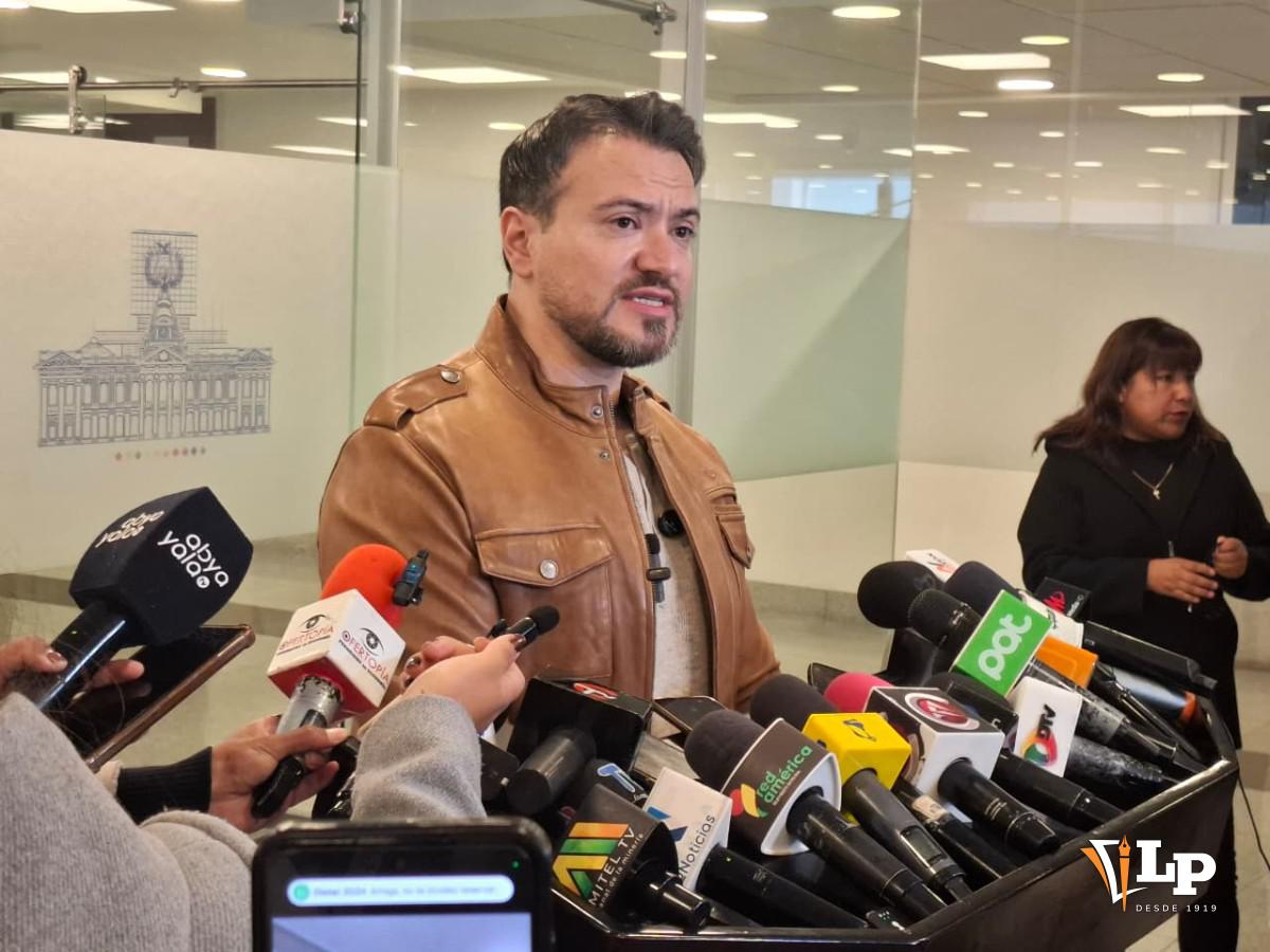 El diputado Alejandro Reyes en conferencia de prensa