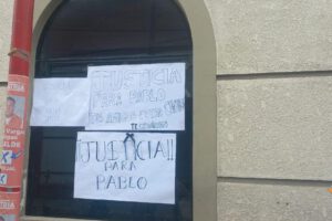 Carteles que piden justicia para Pablo