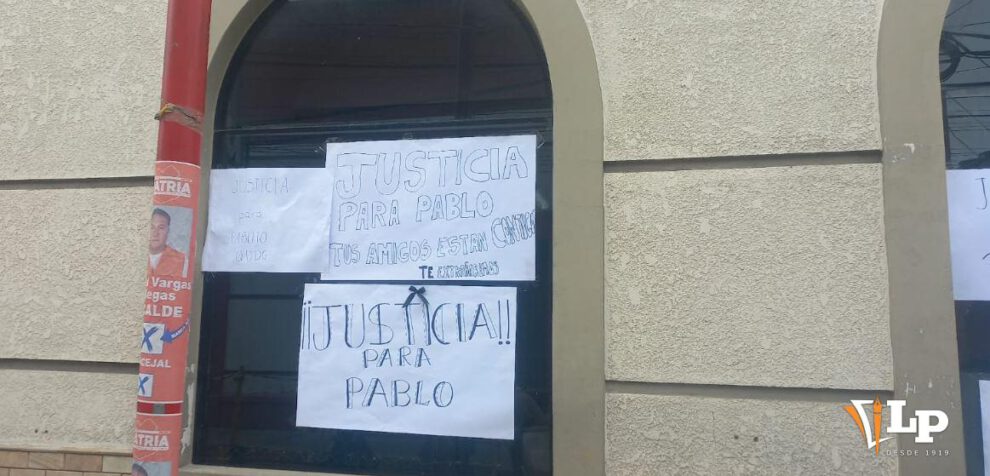 Carteles que piden justicia para Pablo