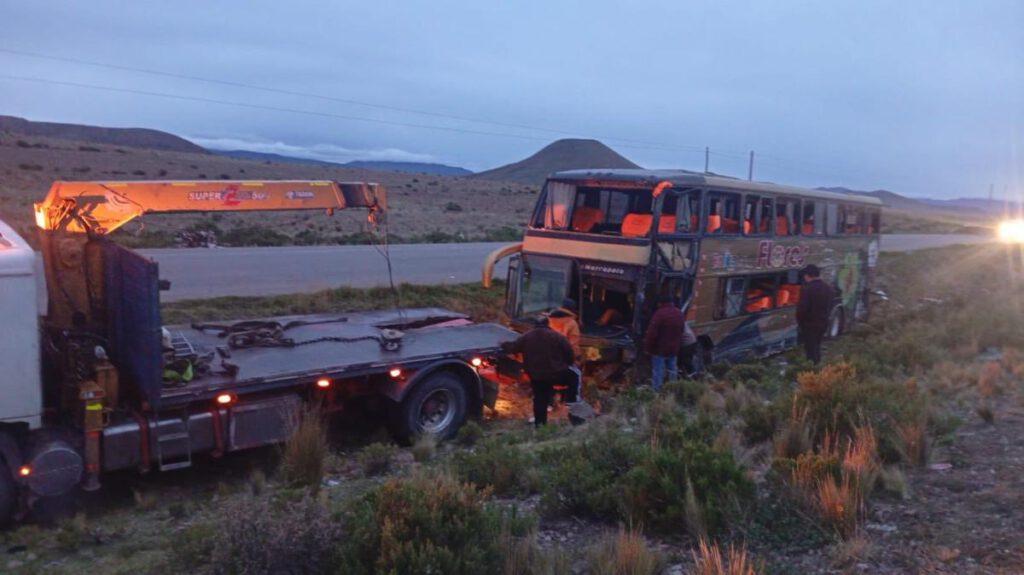 Accidente de bus en Caracollo deja heridos y denuncias de robo - La ...
