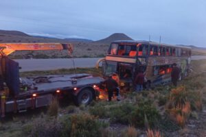 remolcan el bus siniestrado