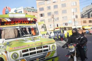 peatones transitando la ciudad de La Paz