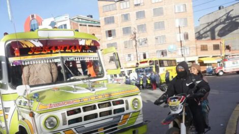 peatones transitando la ciudad de La Paz