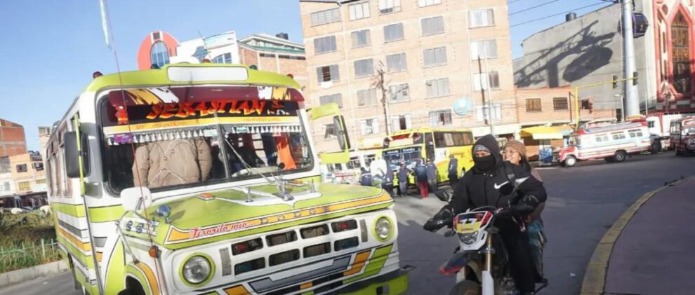 peatones transitando la ciudad de La Paz