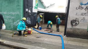 personal munipal bombeando agua
