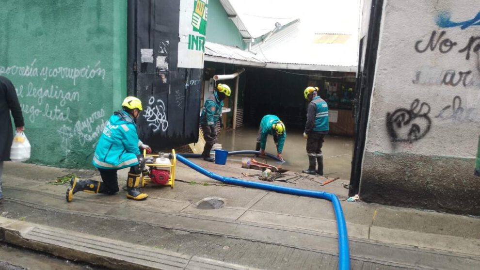 personal munipal bombeando agua