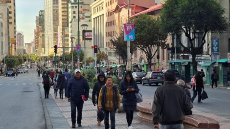 Personas en el Prado paceño caminando ante la falta de transporte