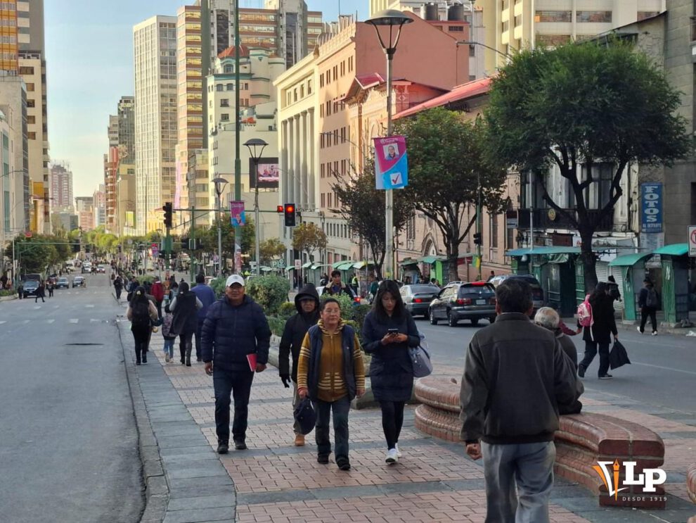 Personas en el Prado paceño caminando ante la falta de transporte
