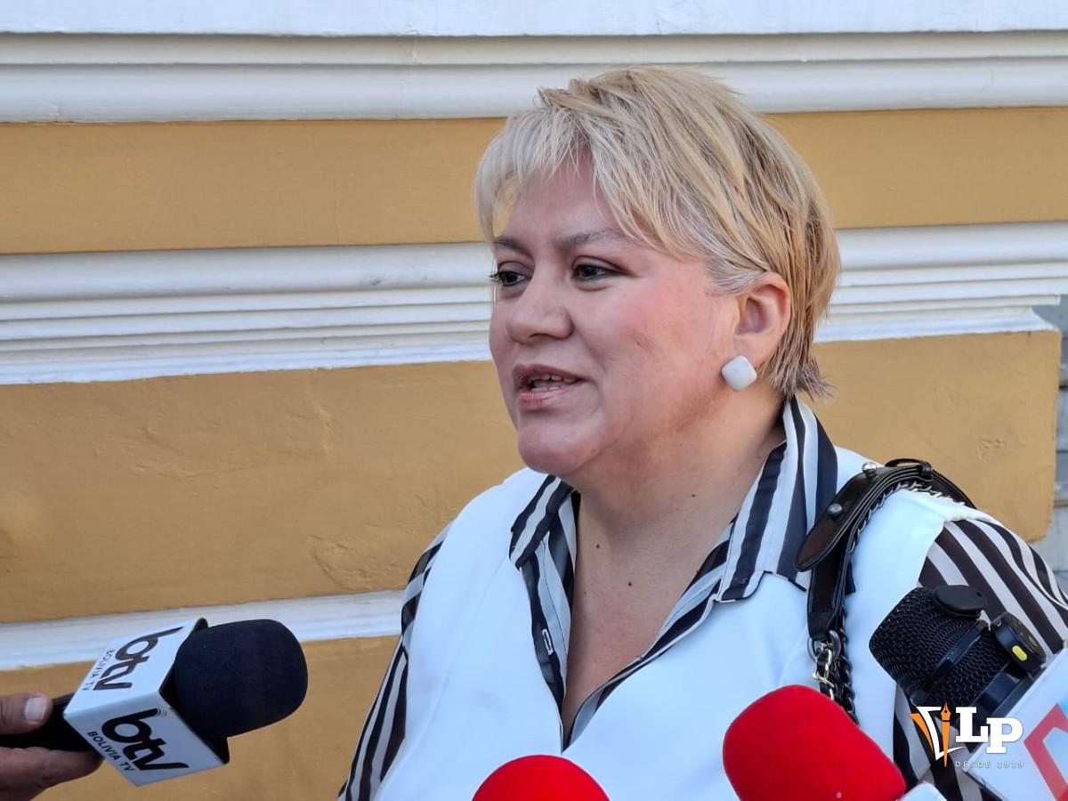 La diputada Helen Patiño en conferencia de prensa