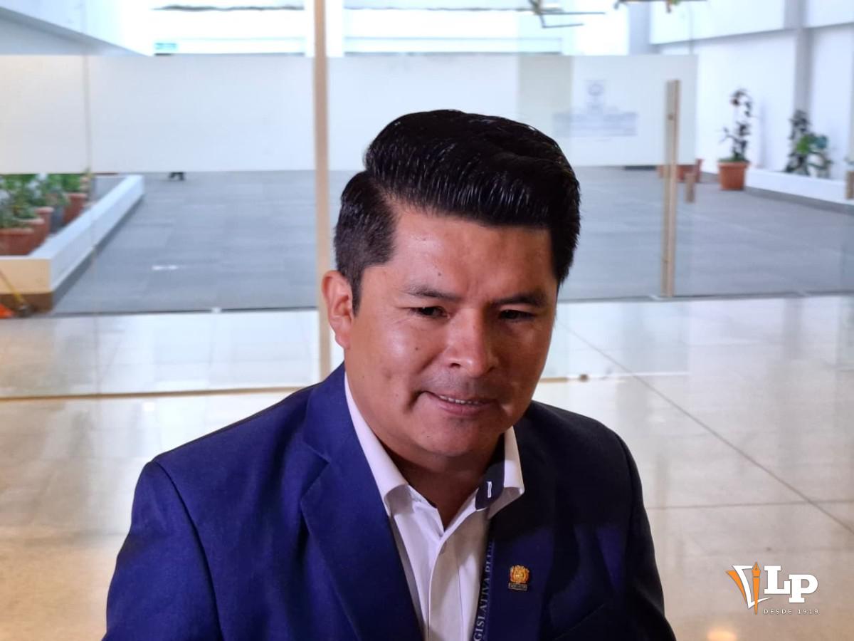 El senador Wider Veliz en conferencia de prensa