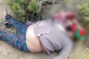 Se muestra el cuerpo de la mujer sin vida