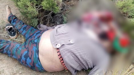 Se muestra el cuerpo de la mujer sin vida