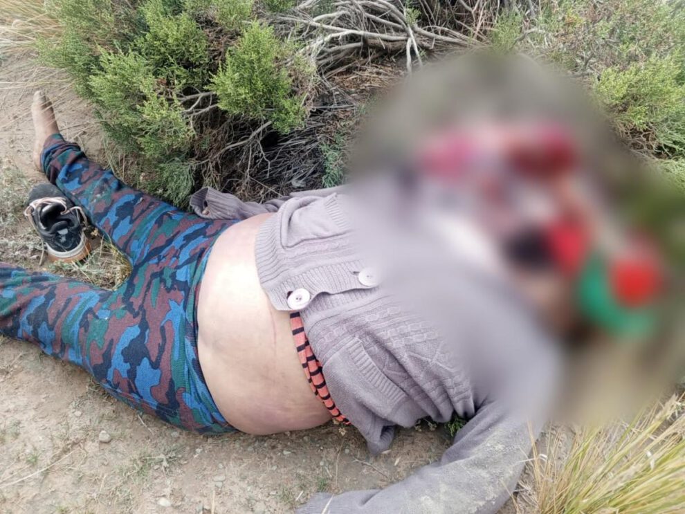 Se muestra el cuerpo de la mujer sin vida