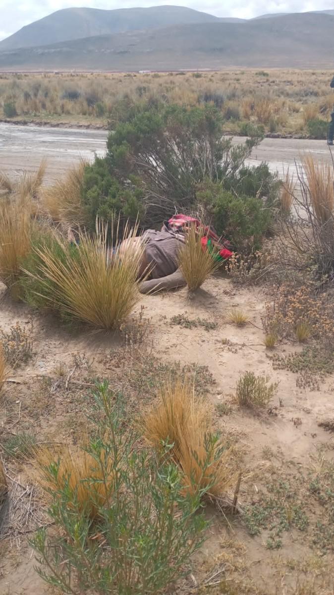 El cuerpo sin vida estaba a un lado de la carretera