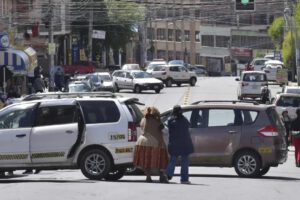 Los choferes de transporte público de La Paz ha decidido continuar con las medidas de presión y activar un paro indefinido