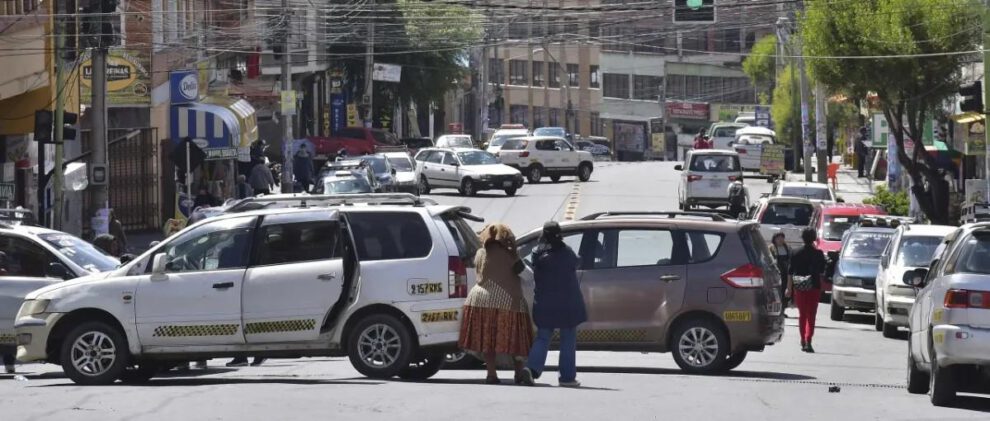 Los choferes de transporte público de La Paz ha decidido continuar con las medidas de presión y activar un paro indefinido