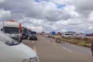 El transporte pesado de Oruro inicia bloqueo de camino en el sector de Tambo Quemado