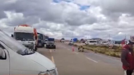 El transporte pesado de Oruro inicia bloqueo de camino en el sector de Tambo Quemado