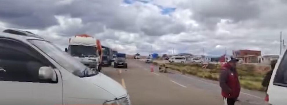 El transporte pesado de Oruro inicia bloqueo de camino en el sector de Tambo Quemado