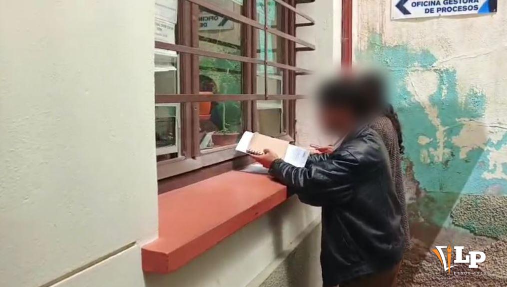 Foto de los litigantes realizando sus tramites procesales