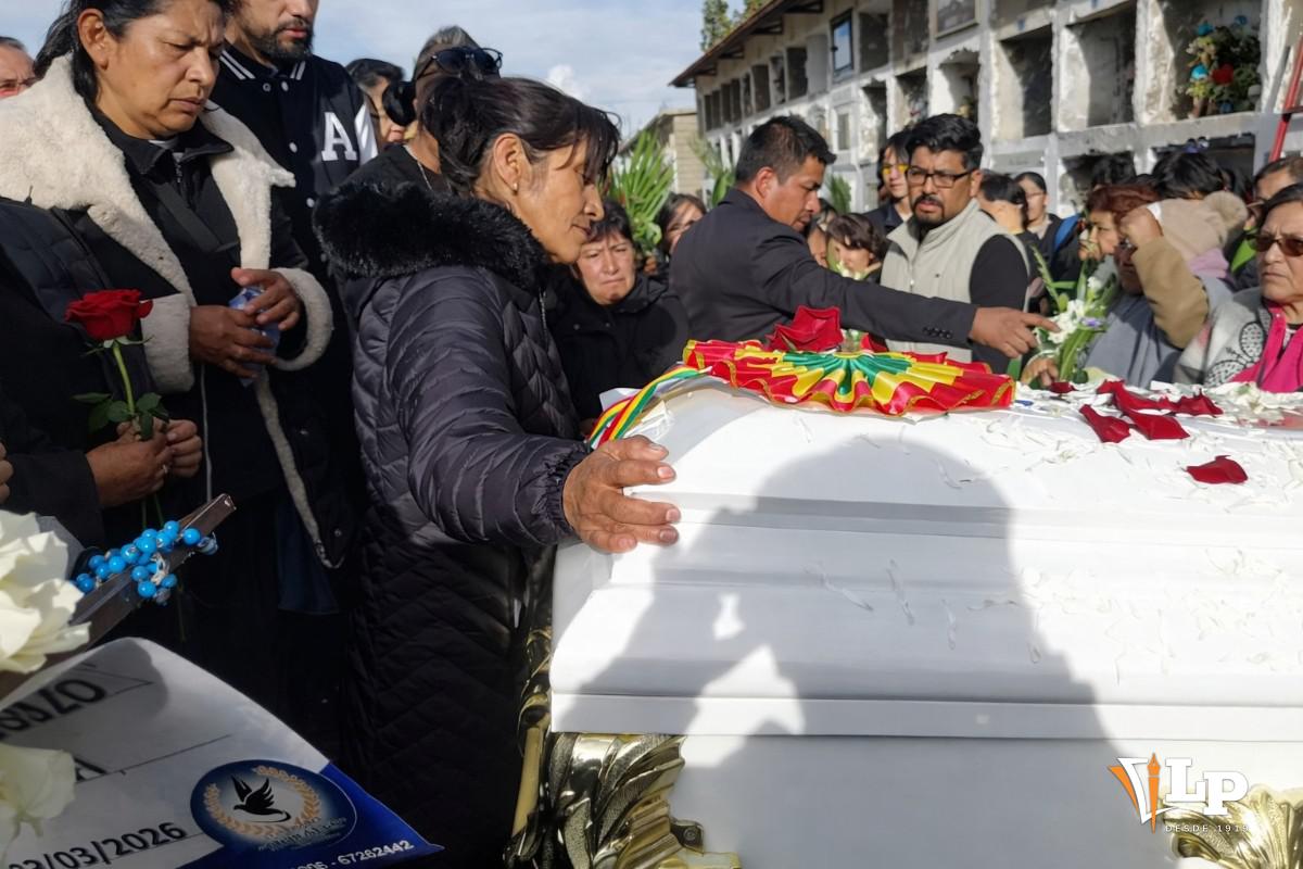 La madre se despide de su hijo