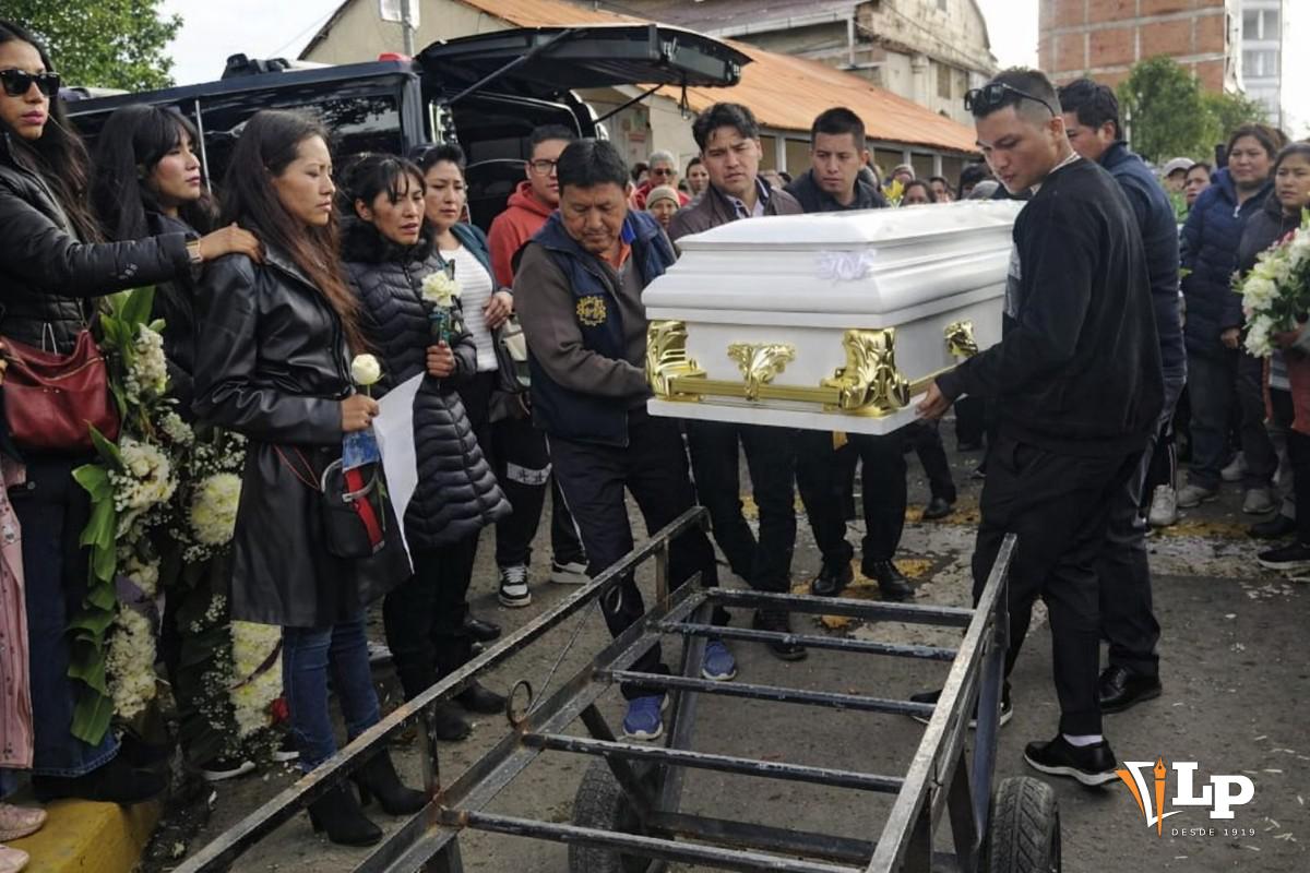 El ataúd ingresa en el campo santo