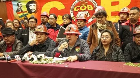 Representantes de la COB en conferencia de prensa tras ampliado