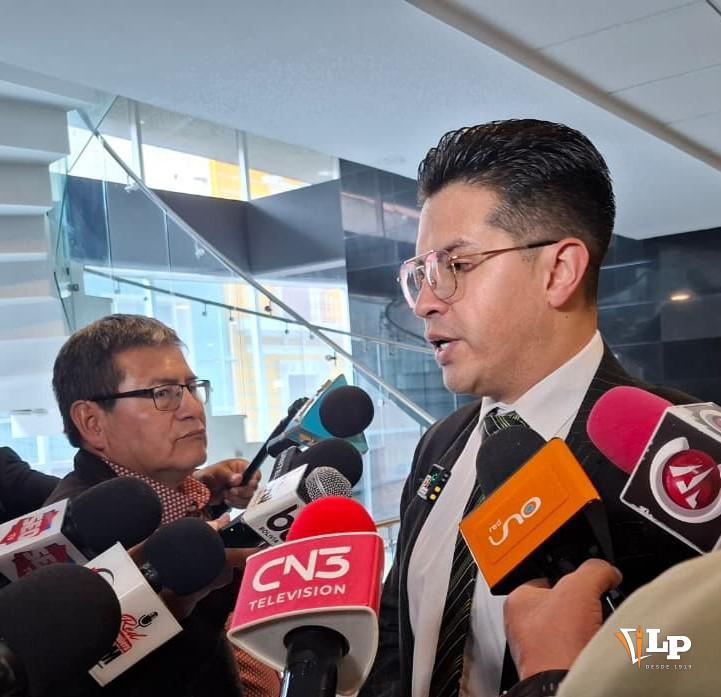 El diputado Manolo Rojas en conferencia de prensa