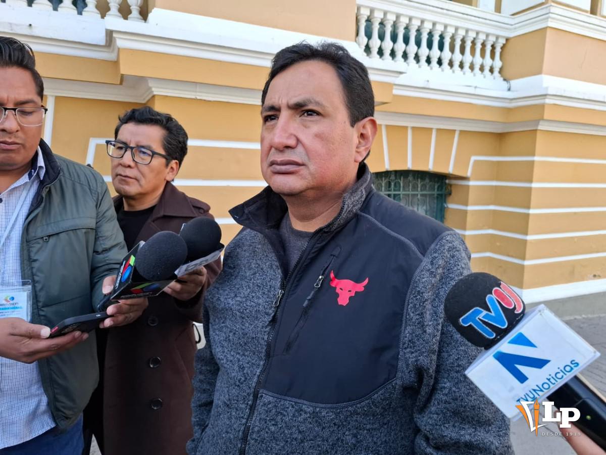 El exdiputado Amílcar Barral en conferencia de prensa