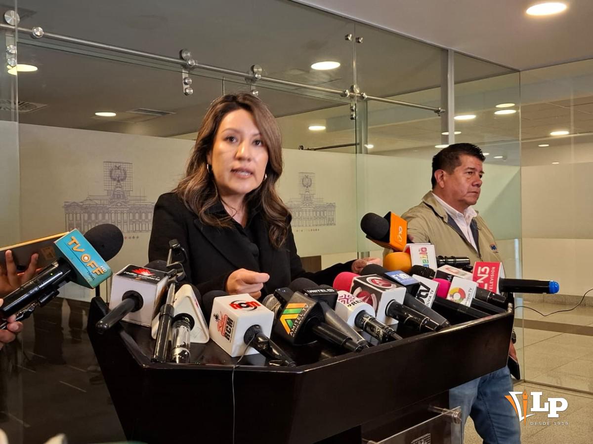La senadora Claudia Ballón en conferencia de prensa