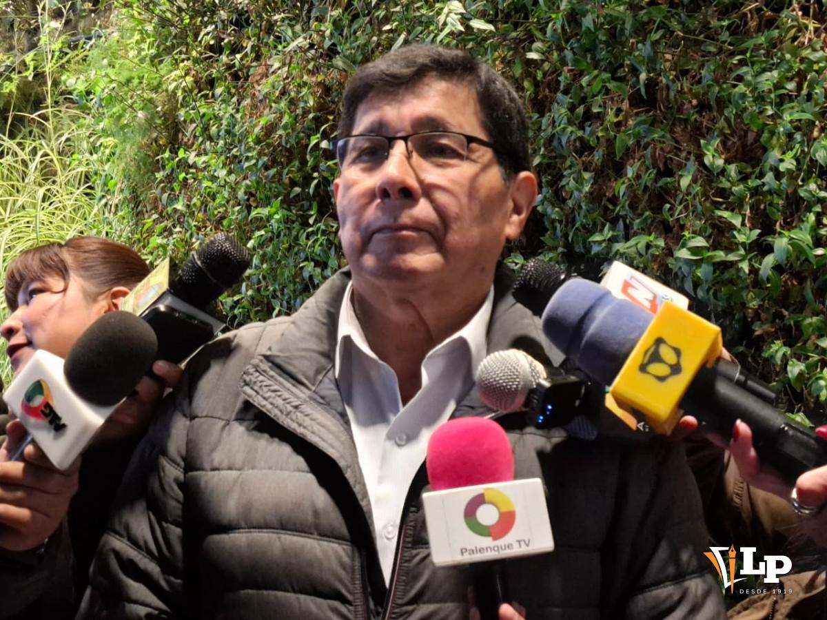 El senador José Sánchez en conferencia de prensa