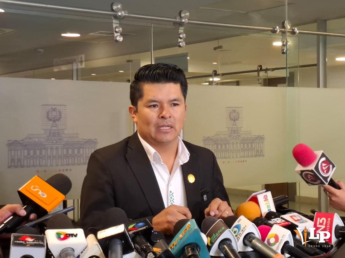 El senador Wilder Veliz en conferencia de prensa