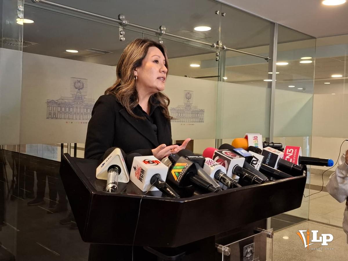 La senadora Claudia Ballón en conferencia de prensa