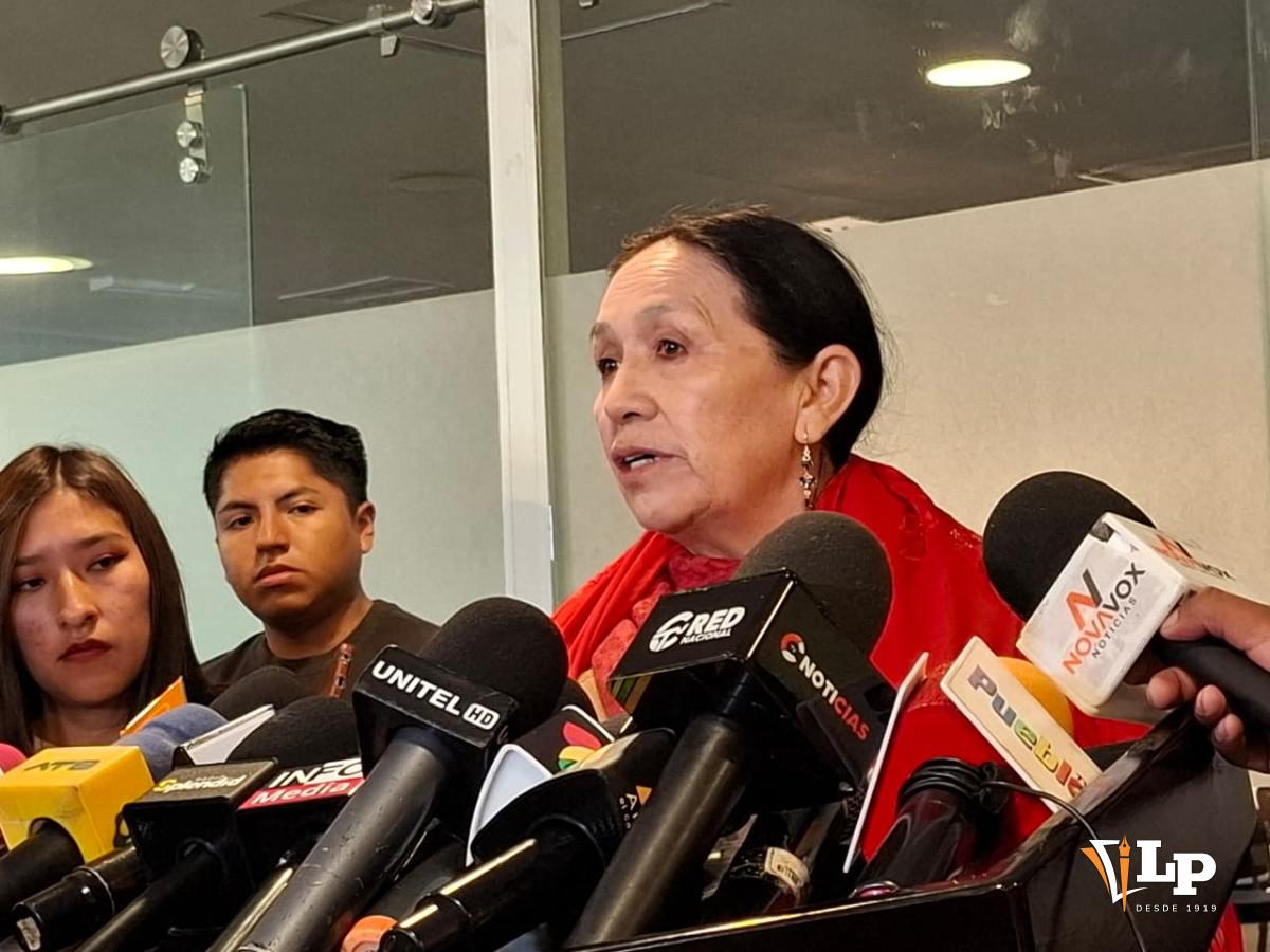 La diputada Tomasa Yarhui en conferencia de prensa