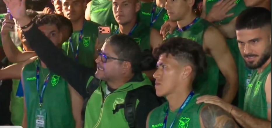 La selección boliviana junto al director técnico Óscar Villegas