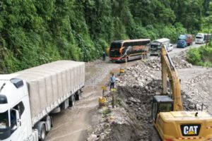 Transporte circulando por carretera en mal estado