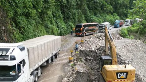 Transporte circulando por carretera en mal estado
