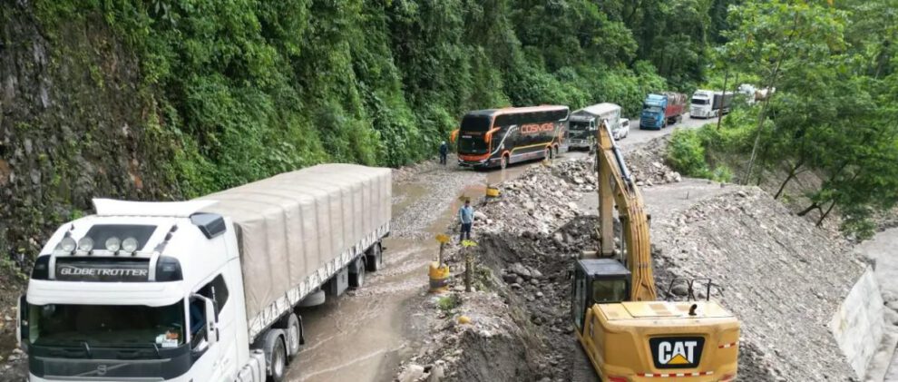 Transporte circulando por carretera en mal estado