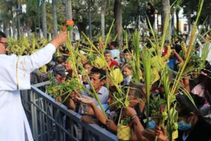 fieles bendecidos por sacerdote